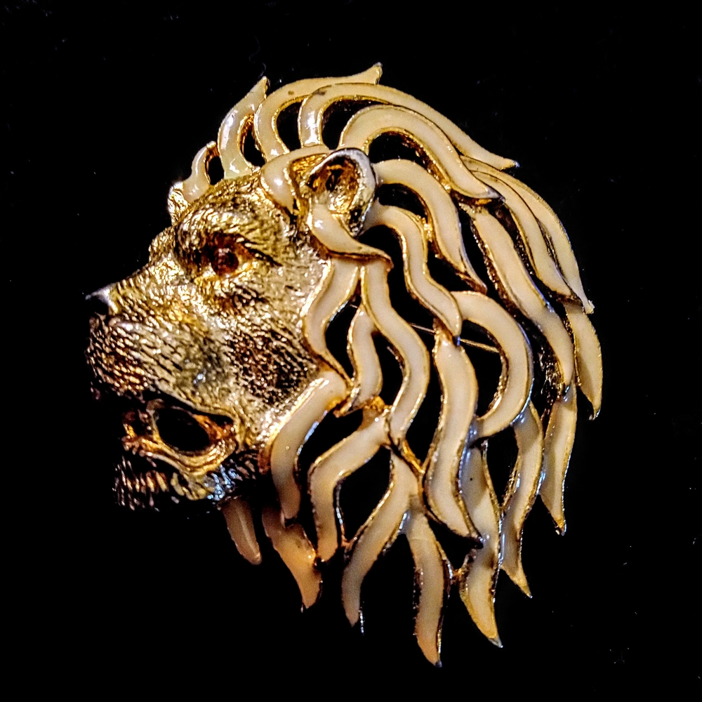 Vintage Signed SPHINX Gold Tone Lions Head Pin Brooch